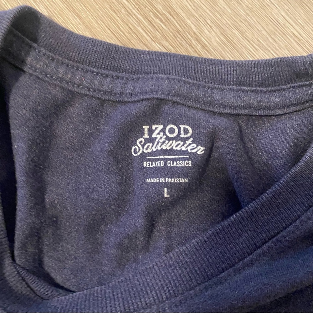 Men’s Large IZOD Saltwater Outfitters Crab T-Shirt - Picture 3 of 3